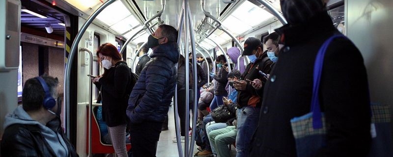 Personas utilizan la Línea 1 del Metro de Santiago