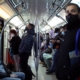 Personas utilizan la Línea 1 del Metro de Santiago